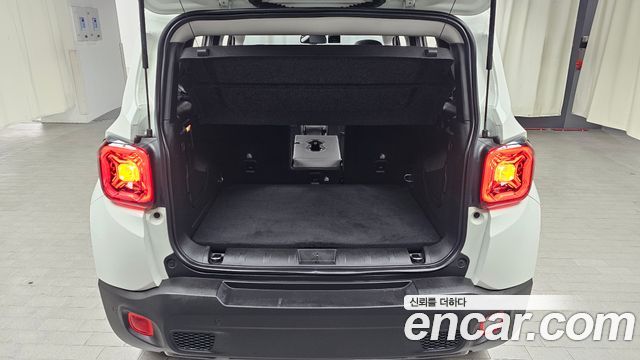 Jeep Renegade 1.3 Limited 2023 — фото 20