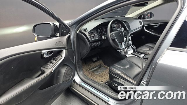 Volvo V40 Cross Country D3 2019 — фото 15