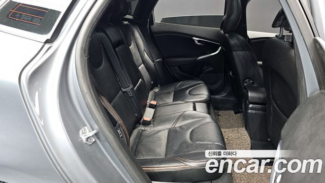 Volvo V40 Cross Country D3 2019 — фото 16