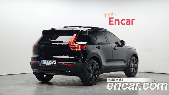 Volvo XC40 B4 Black Edition 2025 — фото 2