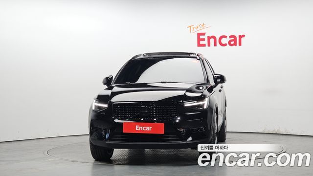 Volvo XC40 B4 Black Edition 2025 — фото 3