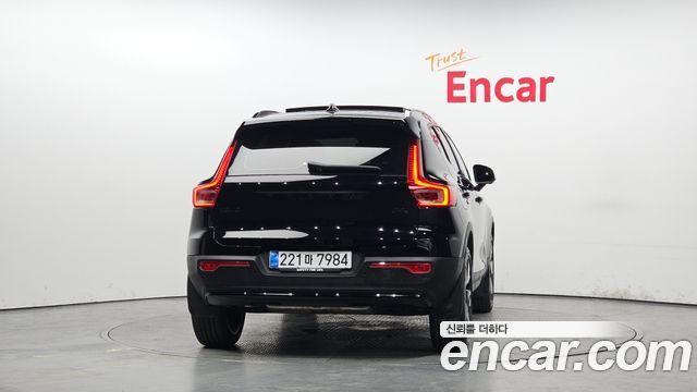 Volvo XC40 B4 Black Edition 2025 — фото 4