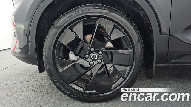 Volvo XC40 B4 Black Edition 2025 — фото 5