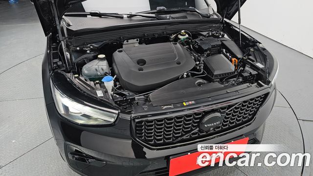 Volvo XC40 B4 Black Edition 2025 — фото 6