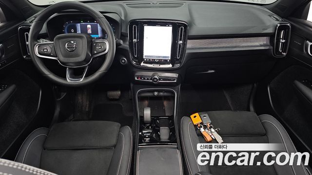 Volvo XC40 B4 Black Edition 2025 — фото 7