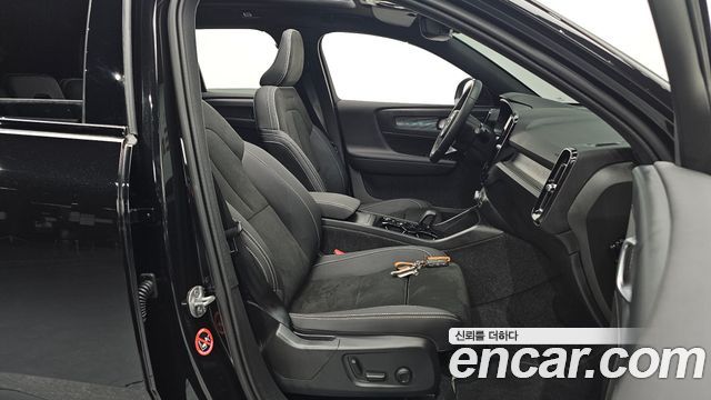 Volvo XC40 B4 Black Edition 2025 — фото 10