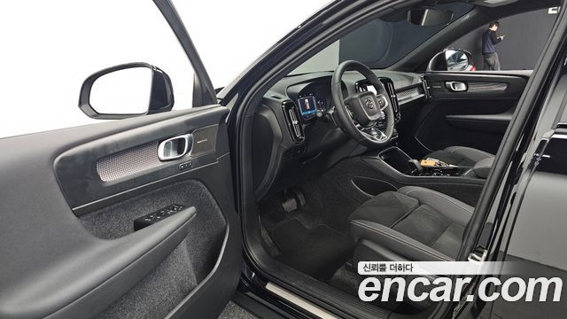 Volvo XC40 B4 Black Edition 2025 — фото 11