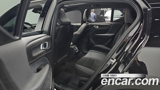 Volvo XC40 B4 Black Edition 2025 — фото 12