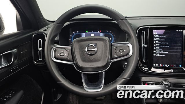 Volvo XC40 B4 Black Edition 2025 — фото 13
