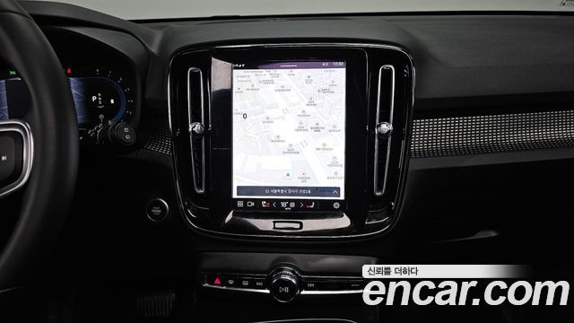 Volvo XC40 B4 Black Edition 2025 — фото 14