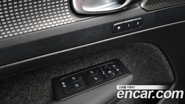 Volvo XC40 B4 Black Edition 2025 — фото 17