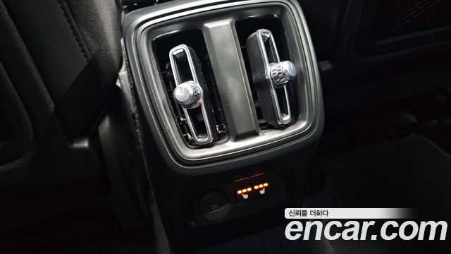 Volvo XC40 B4 Black Edition 2025 — фото 18