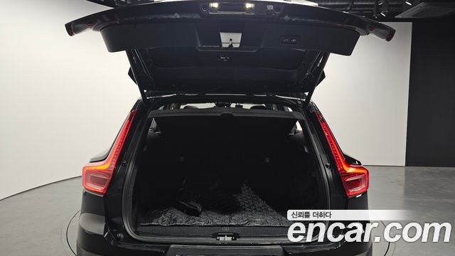 Volvo XC40 B4 Black Edition 2025 — фото 20