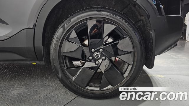 Volvo XC40 B4 Black Edition 2025 — фото 21