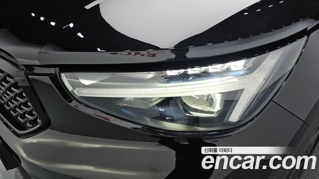 Volvo XC40 B4 Black Edition 2025 — фото 22