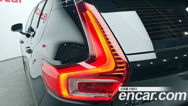 Volvo XC40 B4 Black Edition 2025 — фото 23
