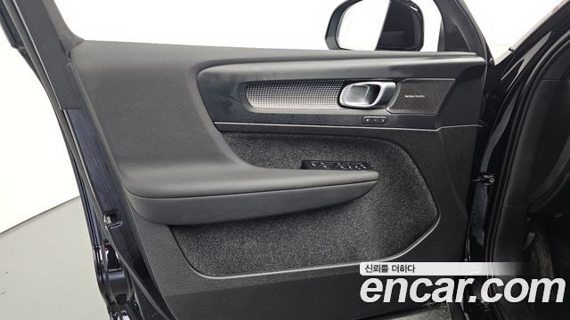 Volvo XC40 B4 Black Edition 2025 — фото 24