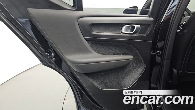Volvo XC40 B4 Black Edition 2025 — фото 25