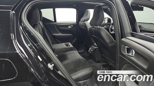 Volvo XC40 B4 Black Edition 2025 — фото 26
