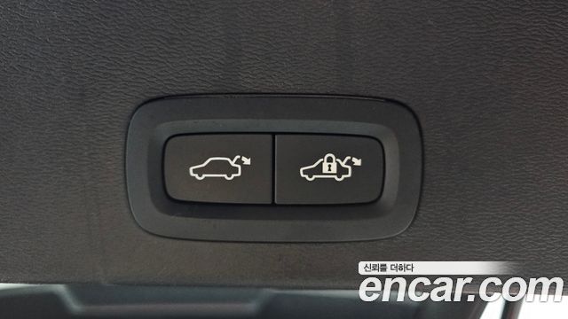 Volvo XC40 B4 Black Edition 2025 — фото 31