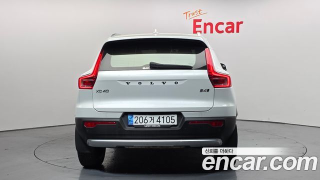 Volvo XC40 B4 Ultimate Bright 2023 — фото 4