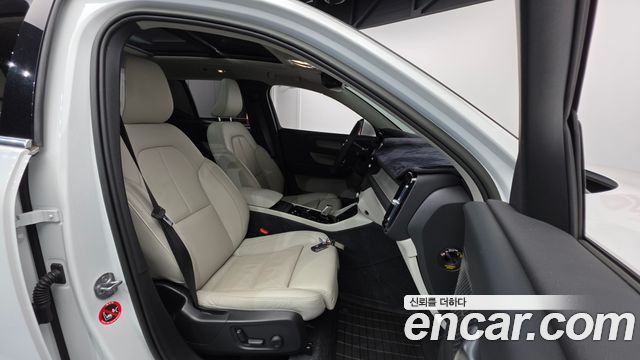 Volvo XC40 B4 Ultimate Bright 2023 — фото 10