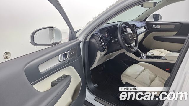 Volvo XC40 B4 Ultimate Bright 2023 — фото 16