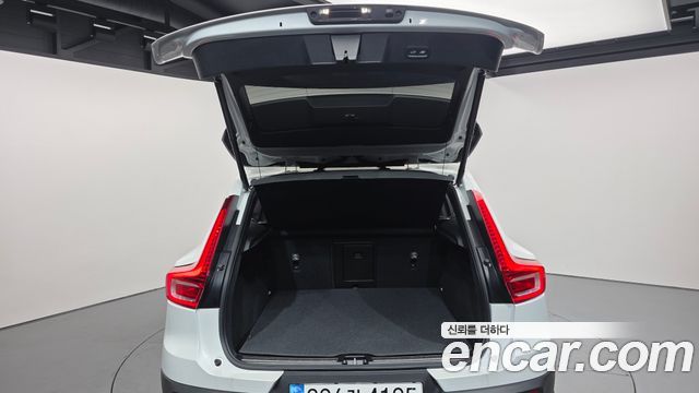 Volvo XC40 B4 Ultimate Bright 2023 — фото 24