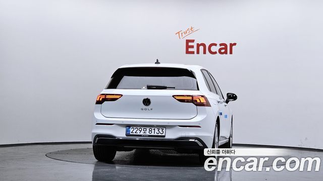 Volkswagen Golf (VIII) 2.0 TDI Premium 2025 — фото 4