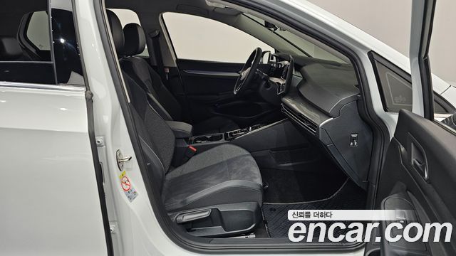 Volkswagen Golf (VIII) 2.0 TDI Premium 2025 — фото 11