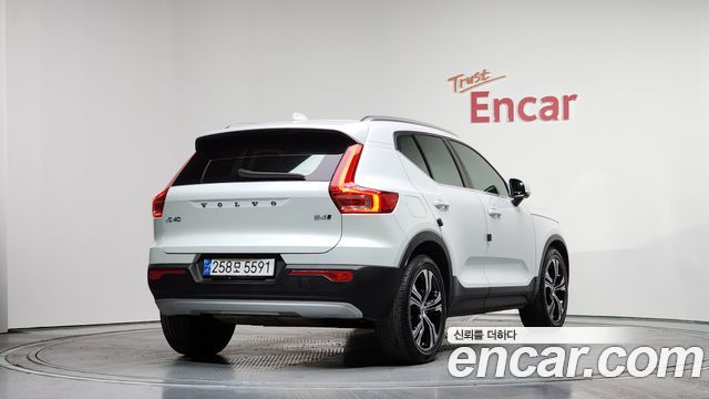 Volvo XC40 B4 Inscription 2021 — фото 2