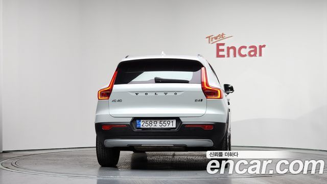 Volvo XC40 B4 Inscription 2021 — фото 4