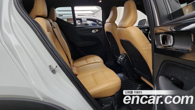 Volvo XC40 B4 Inscription 2021 — фото 12