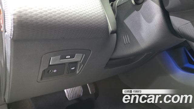 Land Rover Range Rover Velar 3.0 D300 R-Dynamic SE 2019 — фото 27