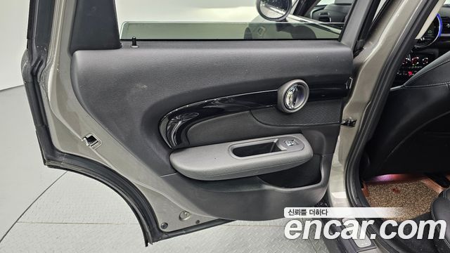 MINI Cooper D Clubman High 2nd 2018 — фото 25