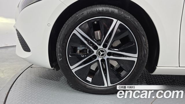 Mercedes-Benz A-Class (W177) A220 Sedan 2024 — фото 21
