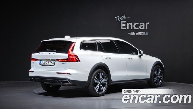 Volvo V60 Cross Country (II) B5 Pro AWD 2021 — фото 2