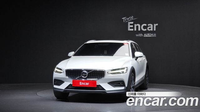 Volvo V60 Cross Country (II) B5 Pro AWD 2021 — фото 3