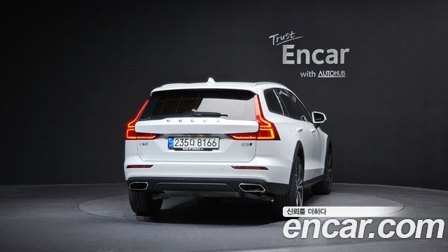 Volvo V60 Cross Country (II) B5 Pro AWD 2021 — фото 4