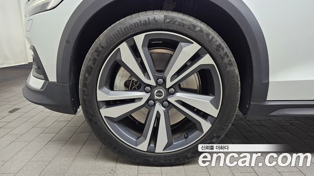 Volvo V60 Cross Country (II) B5 Pro AWD 2021 — фото 5