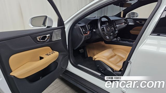 Volvo V60 Cross Country (II) B5 Pro AWD 2021 — фото 10