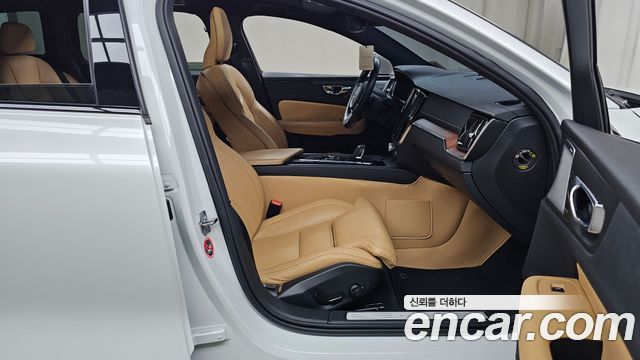 Volvo V60 Cross Country (II) B5 Pro AWD 2021 — фото 11