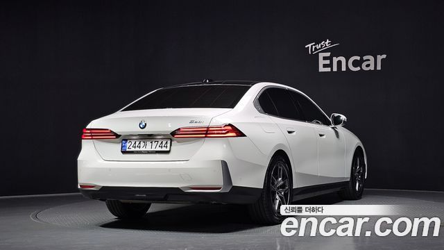 BMW 5 Series (G60) 520i 2024 — фото 2