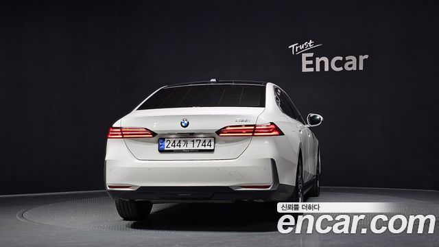 BMW 5 Series (G60) 520i 2024 — фото 4