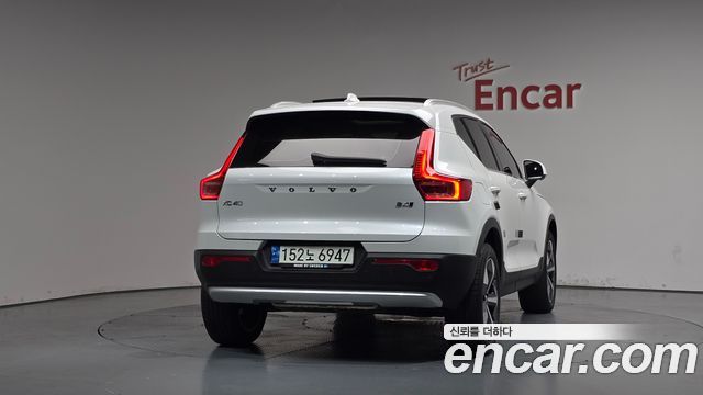 Volvo XC40 B4 Ultimate Bright 2023 — фото 4
