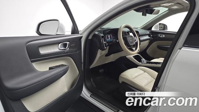 Volvo XC40 B4 Ultimate Bright 2023 — фото 10