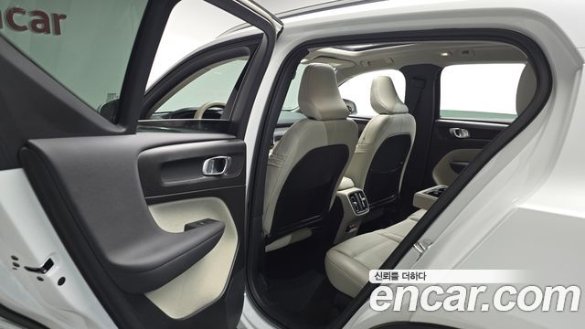 Volvo XC40 B4 Ultimate Bright 2023 — фото 11