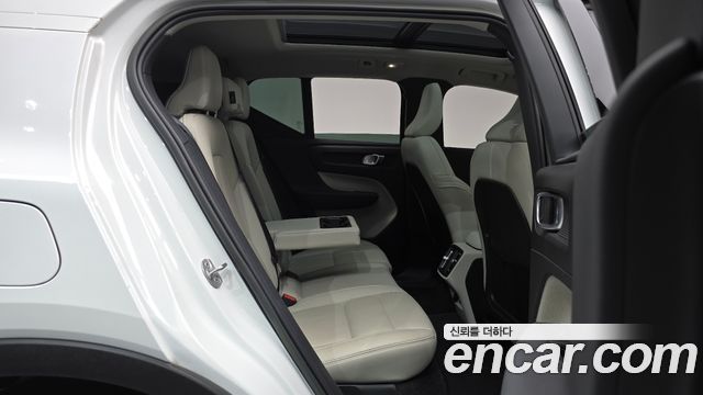 Volvo XC40 B4 Ultimate Bright 2023 — фото 12