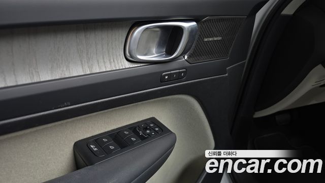 Volvo XC40 B4 Ultimate Bright 2023 — фото 18