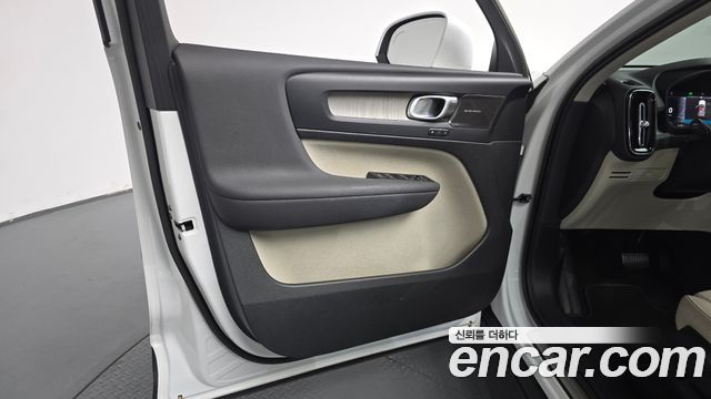 Volvo XC40 B4 Ultimate Bright 2023 — фото 24